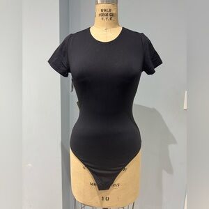 Aritzia contour crew shortsleeve bodysuit. Never Worn Tags still on. Size. M
